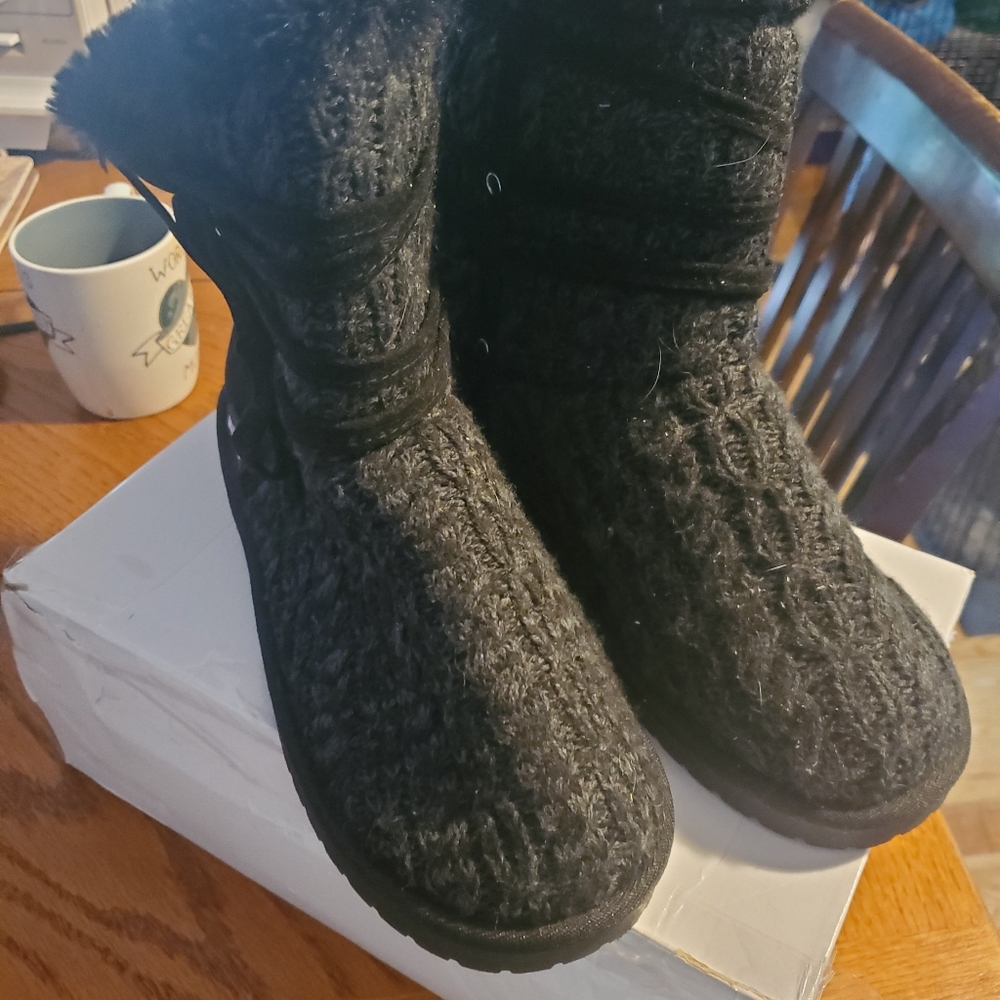 Muk Luks boots size 10 . Barley worn